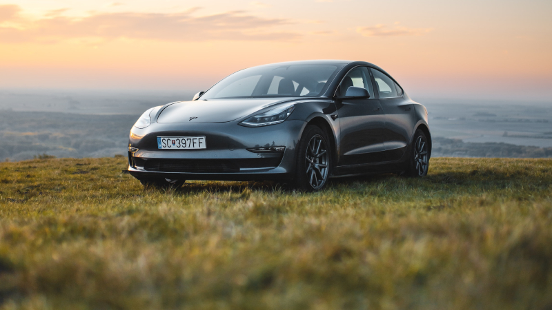 Elektrikli otomobil üreticisi Tesla, popüler modelleri Model 3 ve Model